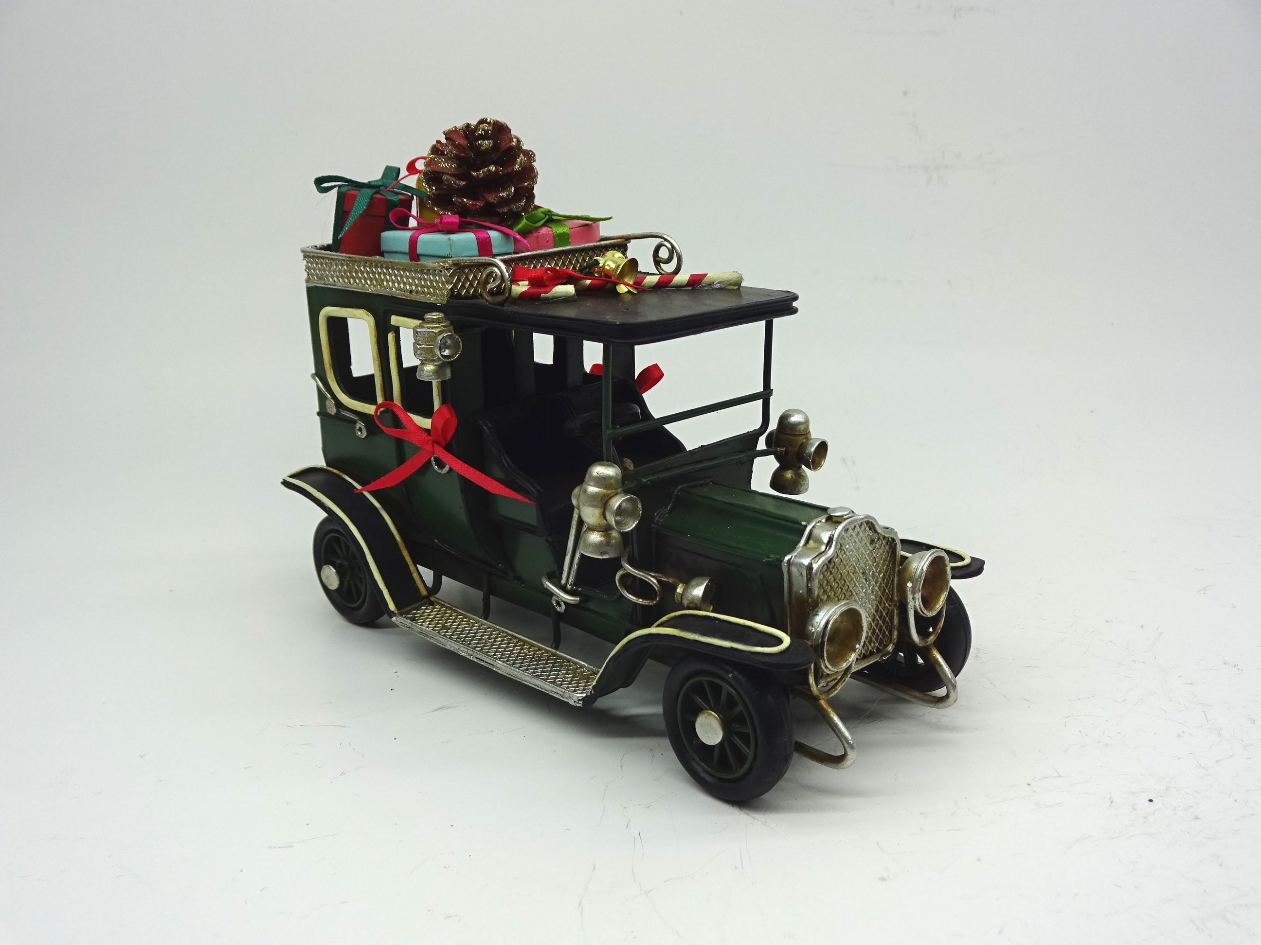 Vintage Metal Classic Car Christmas Decoration Red & Black