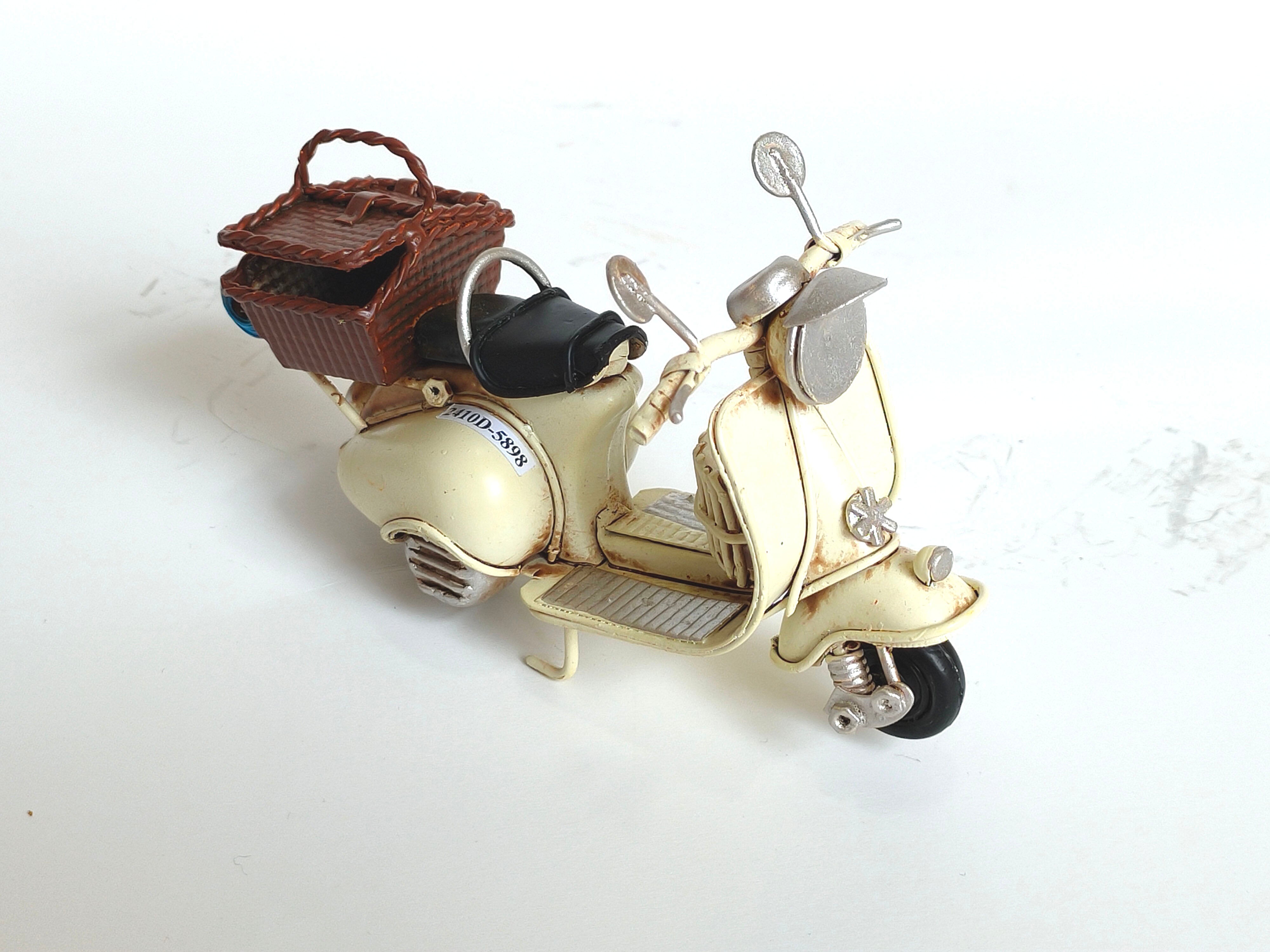 Vintage Metal Classic Scooter - Cream & Red