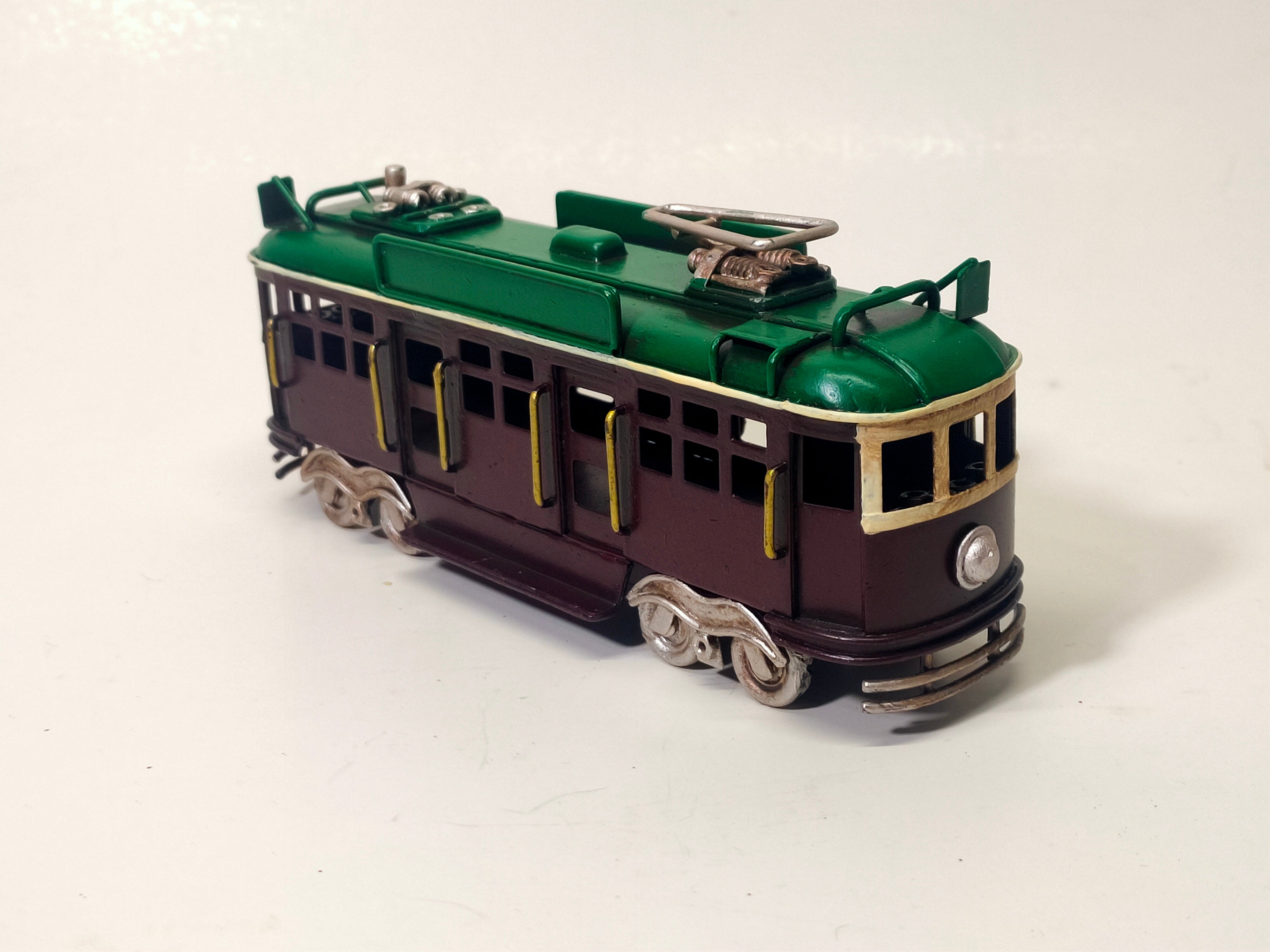 Vintage Replica Melbourne City Tram (Green & Burgundy)